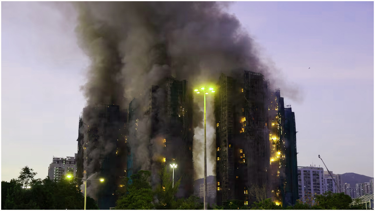 হংকংয়ে আবাসিক ভবনে ভয়াবহ অগ্নিকাণ্ডে নিহত বেড়ে ১৩